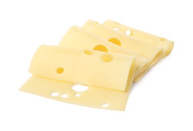 Lezzetli taze peynir dilimleri beyaz üzerine izole edilmiş.