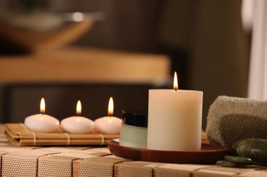 Kapalı alandaki bankta farklı spa ürünleriyle güzel bir kompozisyon.