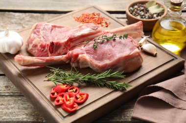 Tahta masada taze baltayla kesilmiş et ve baharatlar.