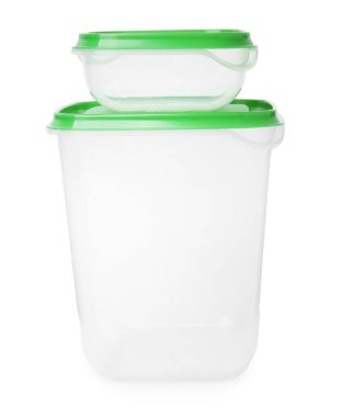 Beyaz arka planda boş plastik kaplar. Yiyecek deposu