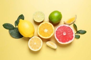 Farklı kesim ve tüm turunçgiller sarı masada, düz yatıyordu.