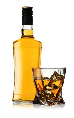 Bardakta viski ve beyaz şarap.