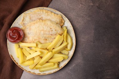 Kahverengi masada ketçaplı, nefis balık ve patates kızartması. Metin için boşluk