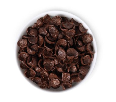 Kahvaltı gevreği. Çukulatalı mısır gevrekleri beyaz kasede izole edilmiş.