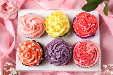 Pembe kumaşlı parlak kremalı leziz kek.