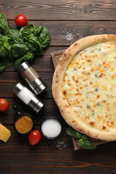 Composição Flat Lay Com Deliciosa Pizza Queijo Ingredientes Mesa Madeira — Fotografia de Stock