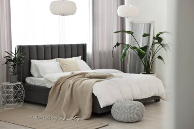 Şık bir yatak odasında yumuşak bej ekose kumaş. İç tasarım