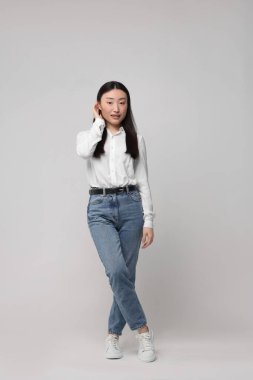 Açık arkaplanda güzel bir kadının tam boy portresi