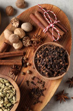 Açık gri masadaki farklı baharatlar, üst görünüm