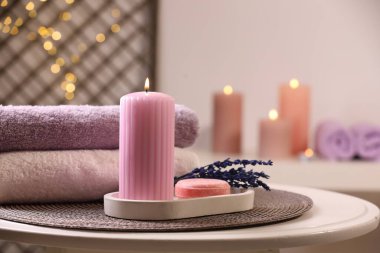 Beyaz masa üzerinde farklı spa ürünleri olan güzel bir kompozisyon.