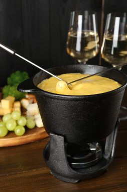 Farklı ürünleri eritilmiş peynirle fondü kabına batırmak.