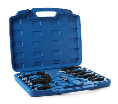 Açık araç kutusunda beyaz üzerine izole edilmiş tornavida seti