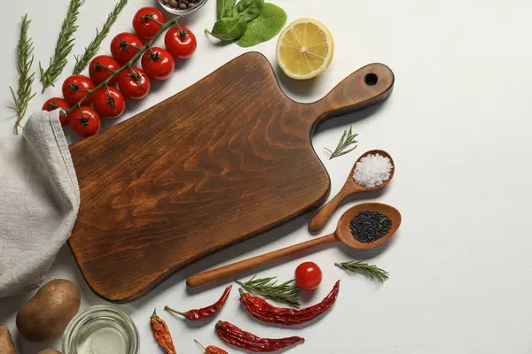 Eten Koken Snijplank Verschillende Producten Witte Houten Tafel Plat Gelegd — Stockfoto