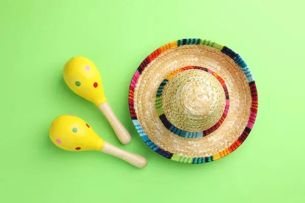 Chapéu Sombrero Mexicano Maracas Sobre Fundo Verde Flat Lay — Fotografia de Stock