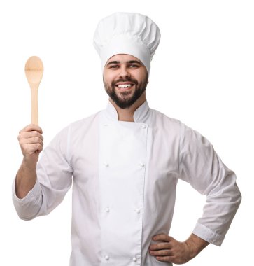 Üniformalı genç aşçı beyaz arka planda tahta kaşık tutuyor.