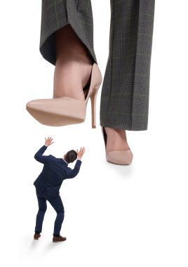 Koca kadın beyaz arka planda küçük bir adama basıyor.