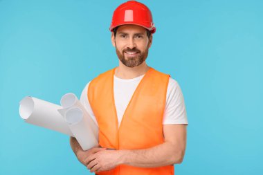 Açık mavi arkaplanda taslak olan sert şapkalı mimar