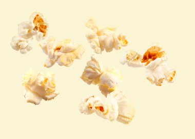 Bej arka planda uçuşan lezzetli patlamış mısır.