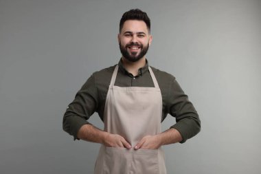 Mutfak önlüklü gülen adam gri arka planda. Tasarım için model
