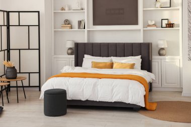 Şık bir yatak odasında, yatakta parlak ekose. İç tasarım