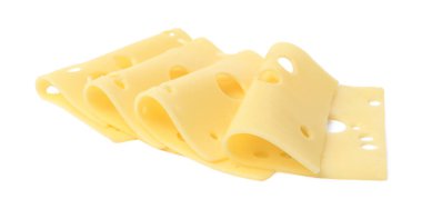 Lezzetli taze peynir dilimleri beyaz üzerine izole edilmiş.