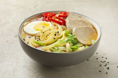 Hafif desenli masada, tabakta nefis ramen, yakından. Erişte çorbası.