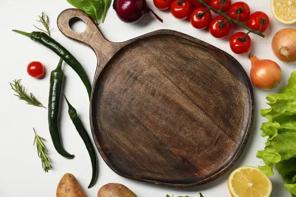 Eten Koken Snijplank Verschillende Producten Witte Houten Tafel Plat Gelegd — Stockfoto