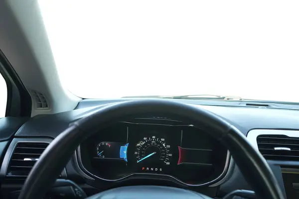 Gösterge Panelindeki Hız Göstergesi Arabanın Içindeki Direksiyon Simidi — Stok fotoğraf