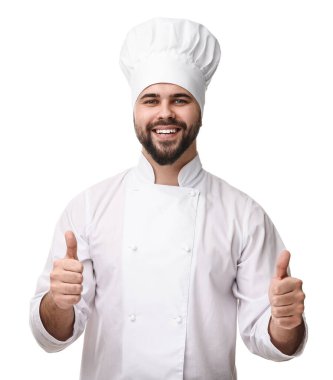 Üniformalı genç aşçı beyaz arka planda baş parmak gösteriyor.
