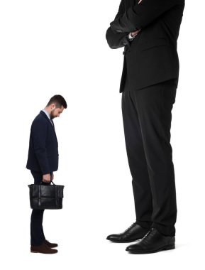 Dev patron ve beyaz arka planda üzgün küçük adam.