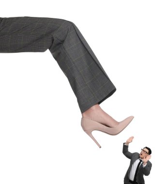 Koca kadın beyaz arka planda küçük bir adama basıyor.