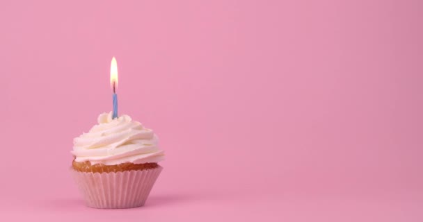 Lekkere Verjaardag Cupcake Met Brandende Kaars Roze Achtergrond — Stockvideo