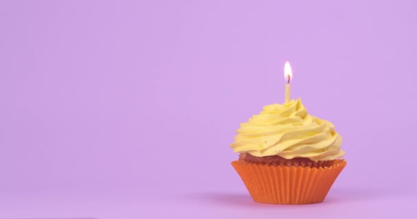 Smaklig Födelsedag Cupcake Med Brinnande Ljus Violett Bakgrund — Stockvideo