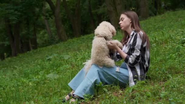 Mujer Con Lindo Perro Descansando Sobre Hierba Verde Parque — Vídeos de Stock