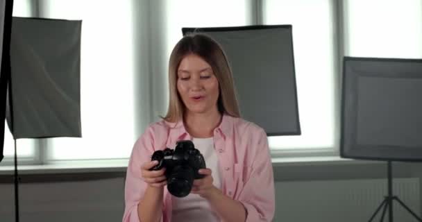 Ung Vacker Professionell Fotograf Tar Bild Med Modern Kamera Inomhus — Stockvideo