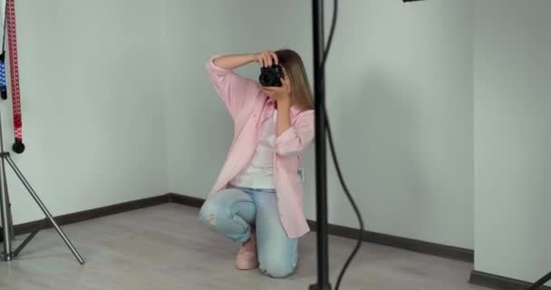 Fiatal Gyönyörű Professzionális Fotós Fotózás Modern Fényképezőgéppel Beltérben — Stock videók