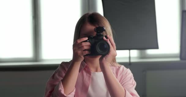 Młody Piękny Profesjonalny Fotograf Robi Zdjęcia Nowoczesnym Aparatem Wewnątrz — Wideo stockowe
