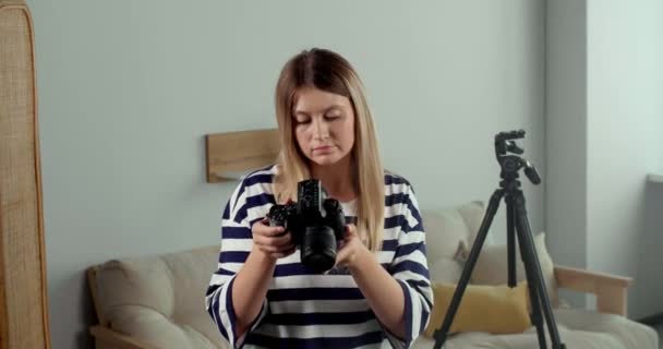 Mladý Krásný Profesionální Fotograf Fotografování Moderní Kamerou Uvnitř — Stock video