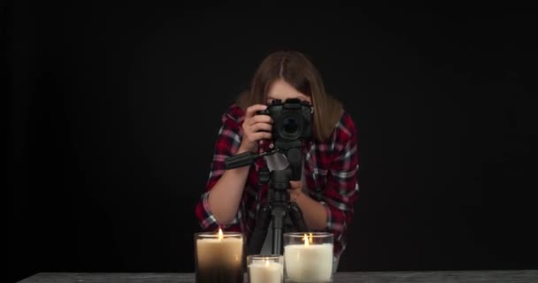 Jeune Beau Photographe Professionnel Prenant Des Photos Bougies Avec Appareil — Video