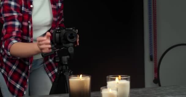 Profesyonel Fotoğrafçı Stüdyoda Mum Modern Kameranın Fotoğrafını Çekiyor — Stok video