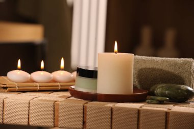 Kapalı alandaki bankta farklı spa ürünleriyle güzel bir kompozisyon.