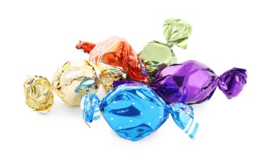 Beyaz arka planda renkli ambalajlarla tatlı şekerler