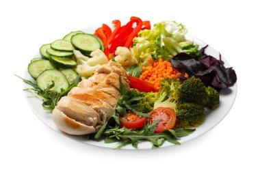 Dengeli beslenme ve sağlıklı yiyecekler. Beyaz üzerine izole edilmiş farklı lezzetli ürünler içeren tabaklar.