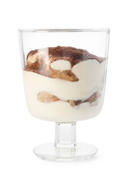 Beyaza izole edilmiş cam içinde nefis tiramisu.