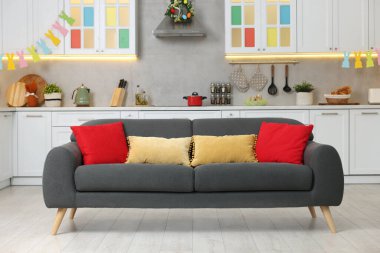 Paskalya dekorlu ve rahat mobilyalı güzel bir oda.