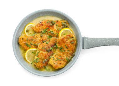 Beyaz bitkilerle kaplı nefis tavuk piccata, üst manzara.