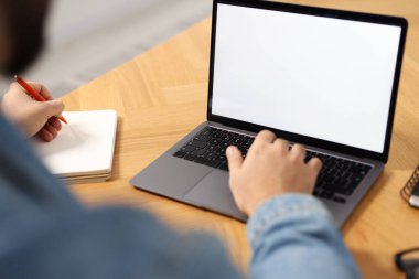 Genç adam masadaki Webinar 'ı izliyor, yakın plan.