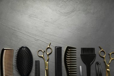 Gri desenli arka planda kuaför aletleri, düz yatış. Metin için boşluk