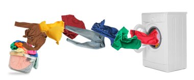 Çamaşır sepetinden beyaz arka planda çamaşır makinesine uçan elbiseler