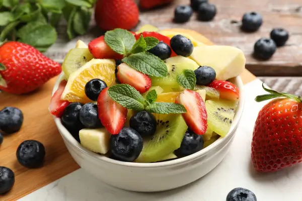 Velsmakende Fruktsalat Skål Ingredienser Trebordet Nærbilde – stockfoto
